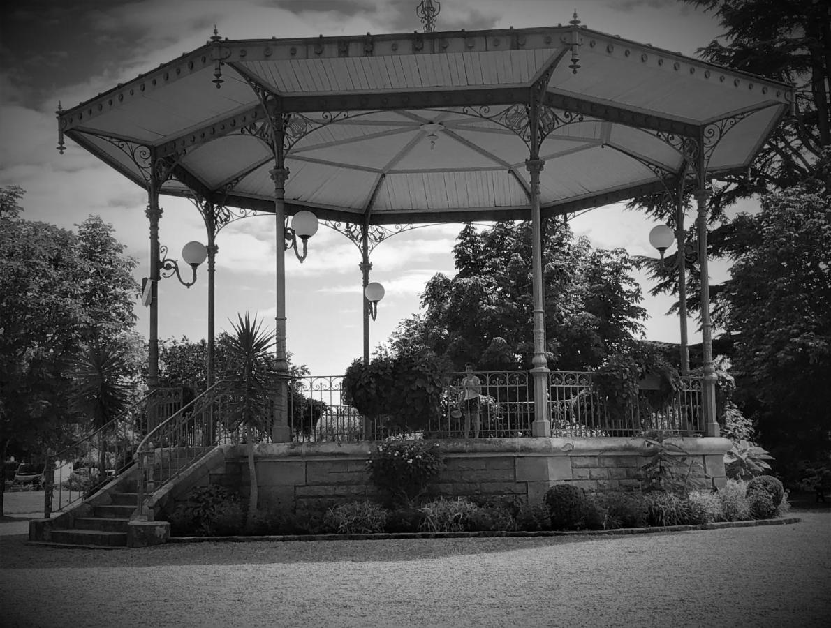 Bed and Breakfast La Tour De La Conterie Beaumont-Village Esterno foto
